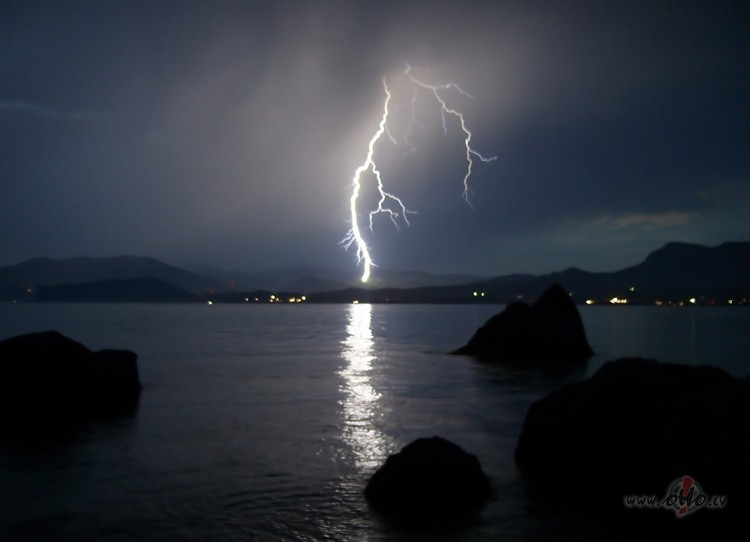 Lietus melodijas sp�l�,visas kr�sas pludinanoska�u tam uzburt ...