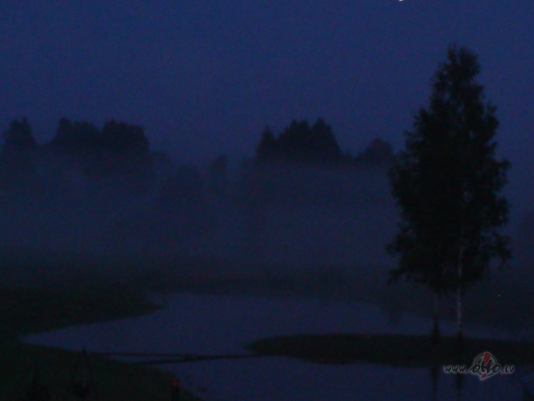 Iel�kosimies viens otram ac�s,
Tik savas skropstas nenolaid.
Un lai ...