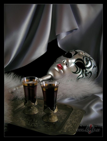 Uz skatuves,kur klauni dejir vakars iest�jies un nuvar redz�t sejas ...