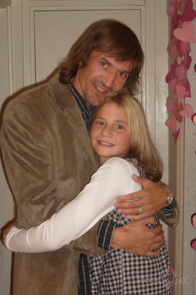 Skaist�kos mirk�us,
Es salieku kop�,
Un san�k man br�dis
Par ...