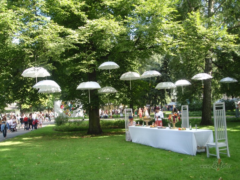 Man v�l nav&nbsp; krunkaini pirksti�i - teica Deniss..pa�laik filma ...