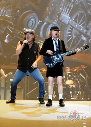 Labsvakars !! pirms speles patroksnosu nedaudz.   AC/DC