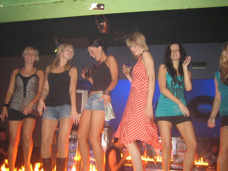 PRIEKS PAR SUDRABU....   BET ZEEL, KA NAV ZELTS...