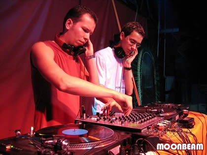 MOONBEAM__Feat__AVIS_VOX