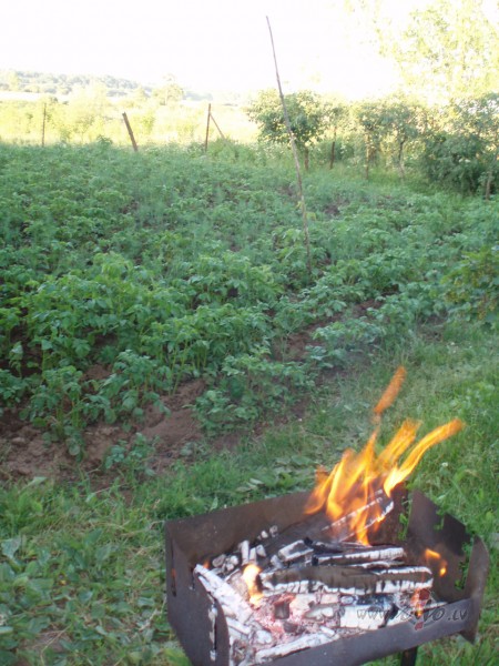 E s t� klusi, klusi ie�ukst��u.........