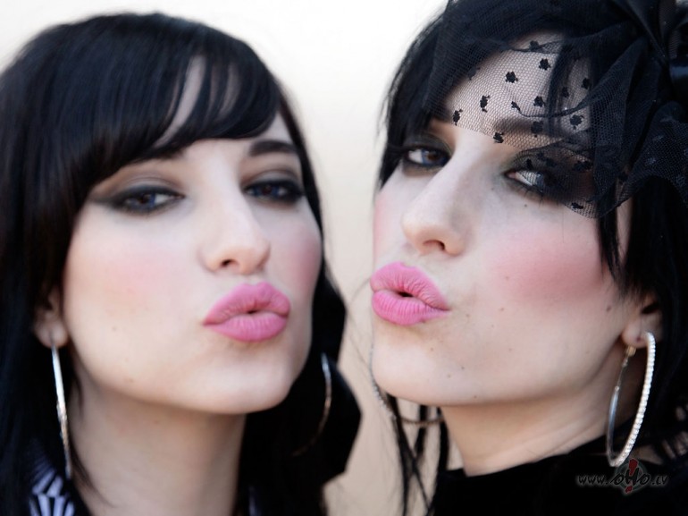 T_H_E__V_E_R_O_N_I_C_A_S