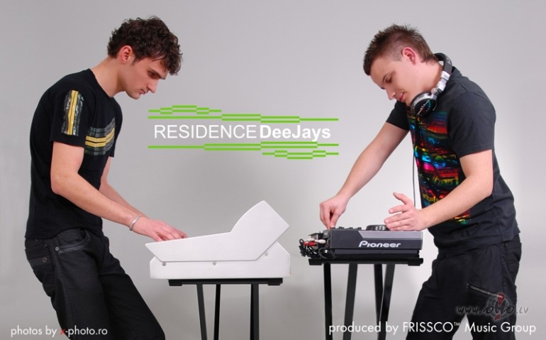 ABSOL�TS_DANCE_JAUNUMS_...  **  R_E_S_I_D_E_N_C_E__D_E_E_J_A_Y_S__Feat.__F_R_I_S_C_O  **