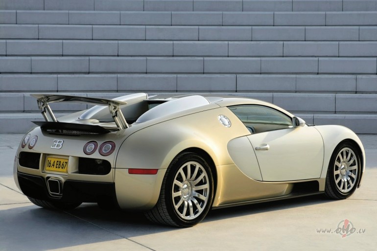 BUGATTI_VEYRON_Vs_NISSAN_GT-R
