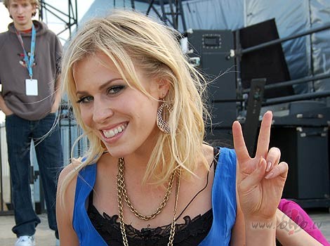 SIMPLE_PLAN_Feat._NATASHA_BEDINGFIELD