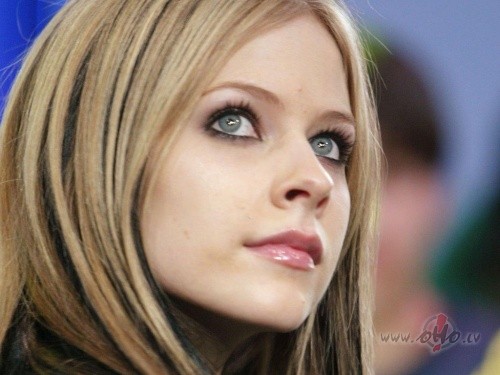 Happy_28th_Birthday_AVRIL__!!!