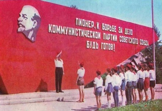 Ar eina vrdiem sird Es brienu pa sniegoto taku T klusums priec ...